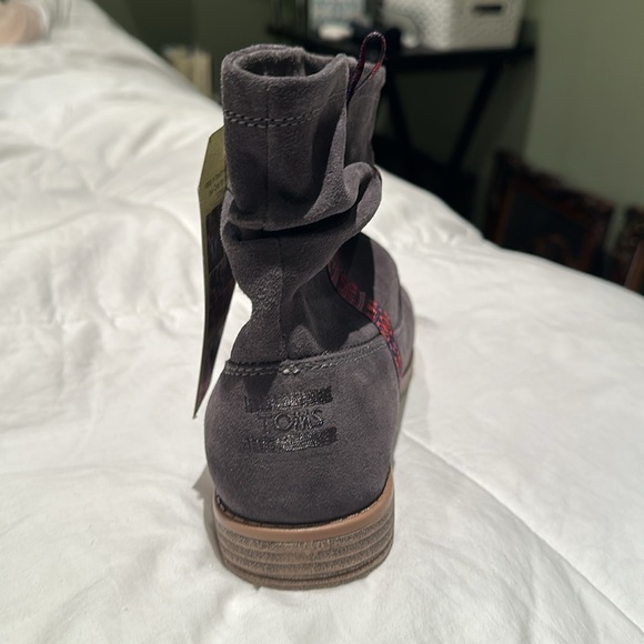 Brand new Toms youth boot
Laurel Castlerock grey suede 

In box never worn - Picture 6 of 8